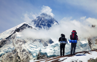 Vượt tuyết chinh phục Everest Base Camp, nghĩ về hành trình 25 năm “Vượt qua giới hạn” của người FPT Edu
